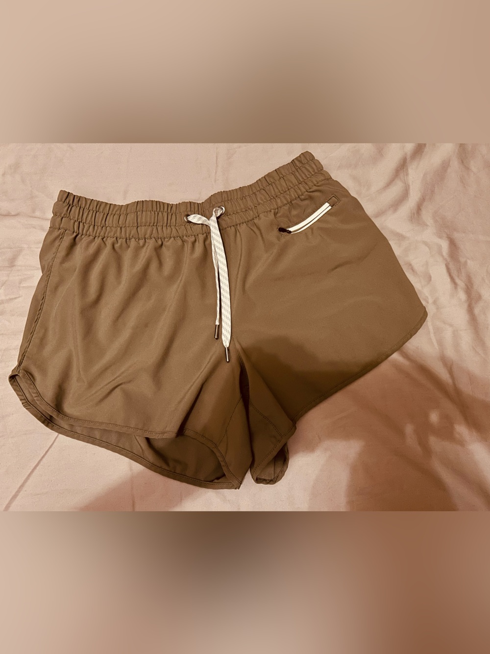 Vuori Casual Elastic Waist Brown Athletic Shorts with Drawstring Size Medium